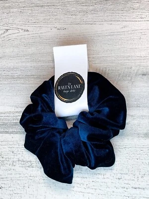 Scrunchie de terciopelo azul marino | Corbatas grandes de moda volumen medio Foto 1 de 4