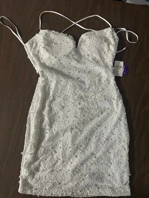 Vestido Windsor Bodycon Blanco con Acentos Perlados Talla Mediana Nuevo con Etiquetas Mini Regreso a Casa Foto 1 de 4
