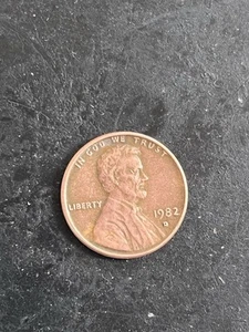 1982-D Lincoln Copper Penny, Small Date- Error - Weight 3.1 - Picture 1 of 2