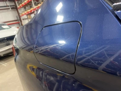 Оригинальная заслонка двери заднего топливного бака 2016 BMW 528i xDrive средиземноморский синий C10 11-15 - Изображение 1 из 4