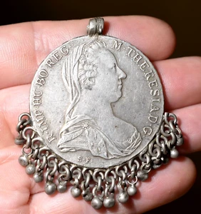 Antiguo colgante medallón moneda de plata Maria Theresa Thaler con colgantes de Yemen - Imagen 1 de 2