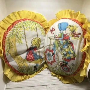 Vintage 70er Jahre Holly Hobbie Kissen Prärie Stoff mit Rüschen 2er Set - Bild 1 von 7