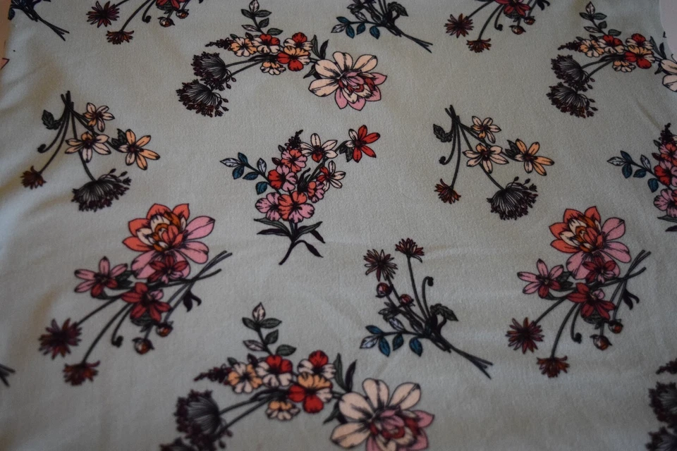 Tela elástica de punto suave floral de 1 yarda x 56", fondo verde menta, colorido Foto 1 de 1