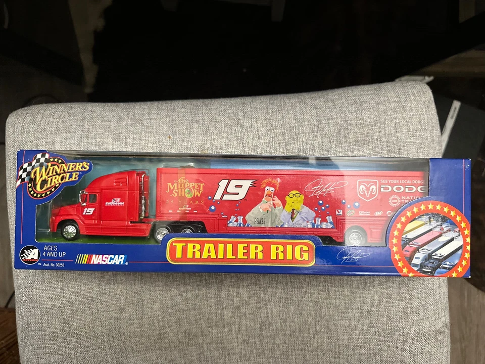 Plataforma de remolque NASCAR 2002 Winners Circle Muppets 25th Jeremy Mayfield #19 1:64 Foto 1 de 4