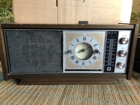 Vintage RCA AM/FM Alarm Clock Radio Model RLS51W Walnut Cabinet Cover