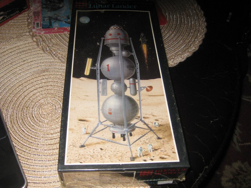 Sealed Lunar Lander by Glencoe Models in 1/96 scale from 1993 - Image 1 of 1