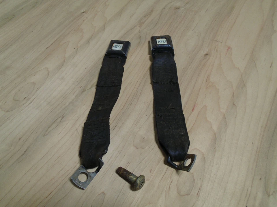 Jeep Wrangler YJ 1992-1995 Rear Female Seat belt Set with Bolt    FREE SHIPPING - Image 1 of 1