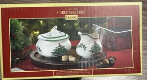 Spode Christmas Tree 3 Piece Porcelain Sugar and Creamer Set w/ Acacia Wood - Bild 1 von 6
