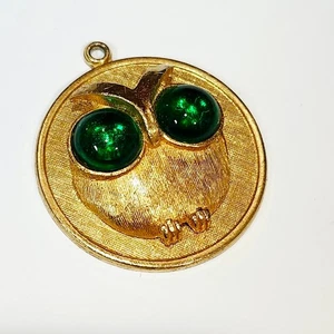 Colgante búho dorado con grandes ojos verdes - Imagen 1 de 3