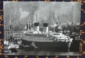 CUNARD LINE~R.M.S. "QUEEN ELIZABETH" in NEW YORK HARBOUR~ - Picture 1 of 3