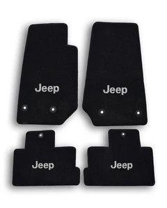 2014-2019 Jeep Cherokee Black Ultimat Carpet - 4pc Mat Set with Silver Jeep Logo - Foto 1 di 9