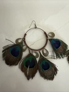 "Pendientes de gancho perforados vintage de pluma de pavo real de 5,5"" de largo" - Imagen 1 de 13