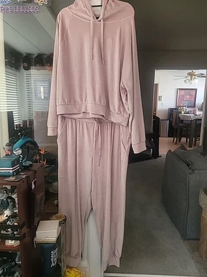 VICTORIA'S SECRET ON POINT SWEATPANTS/JOGGERS AND CROPPED PULLOVER WITH HOOD - Image 1 of 4