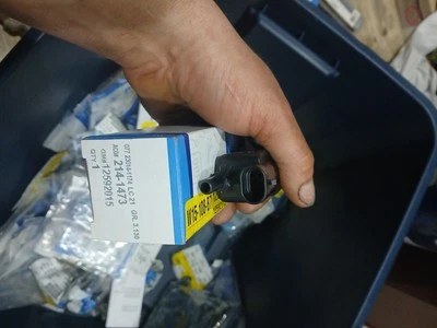 Подлинный соленоид клапана GM 12592015 от оригинального производителя для паровой канистры, 214-1473 - Изображение 1 из 4