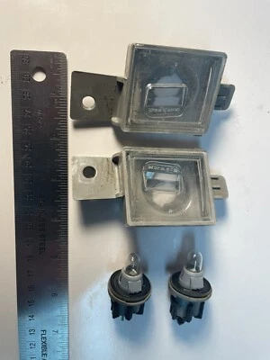 Carcasa de luz de matrícula de camioneta GMC genuina lado derecho e izquierdo con luces Foto 1 de 4