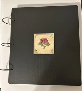 Álbum de fotos expandible de 3 anillos con flor sobre cubierta de diseño de madera negra - Imagen 1 de 4