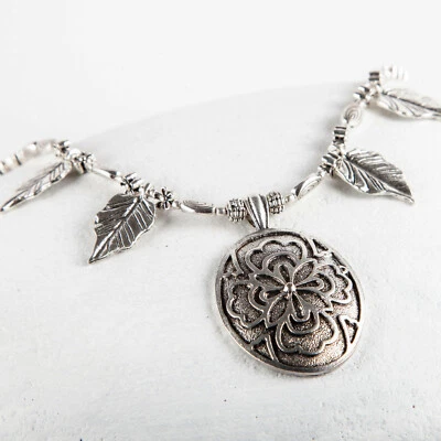 Zauberhaftes Collier, Halskette, Halsband, Länge: 50 cm, schöne Details - Bild 1 von 3