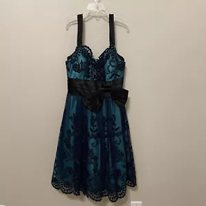 Cocktail Dress Junior Size 3 Beautiful Lace Detail - Picture 1 of 10
