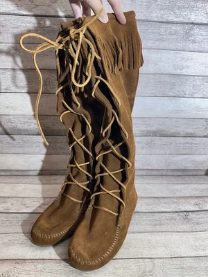 Botas mocassim femininas Minnetonka joelho alto camurça com franja e cadarço 7 - Imagem 1 de 4