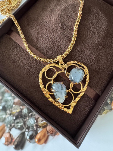 SAINT LAURENT (YSL) Collana Vintage YSL Yves Saint Laurent Cuore Ciondolo Lavoro Aperto Cuore Resina Blu