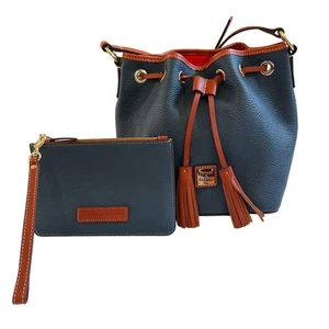 Dooney & Bourke Saffiano Serena Crossbody Leder Schultertasche Handtasche Neu ohne Etikett Denim  - Bild 1 von 15
