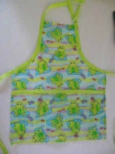 Verspielte Frösche Kinderschürze mit breiter Tasche, neu, Handarbeit, 13"x 16" - Bild 1 von 2