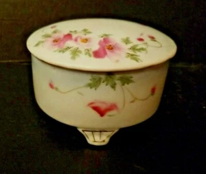 Caja baratija vintage blanca con flores rosas hojas verdes pintada a mano con patas - Imagen 1 de 9