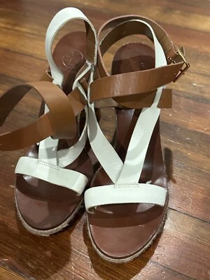 Кожаные коричневые и белые сандалии Tory Burch на каблуке с крестообразным ремешком на лодыжке размер - Изображение 1 из 4