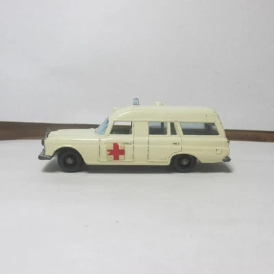 ANTIGUA CAJA DE CERILLAS DIECAST LESNEY NO. 3 Ambulancia Mercedes Benz 1968 hecha en Inglaterra Foto 1 de 4