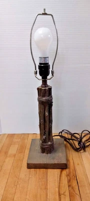 Lámpara de mesa rústica de cerámica sintética - Funciona, necesita reparación de base Foto 1 de 4