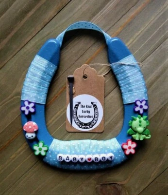 Herradura de la suerte lista para colgar hecha a mano, decoración de vivero  Foto 1 de 2