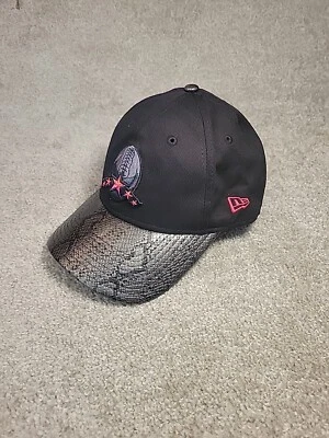 Gorra de fútbol New Era para mujer de piel de serpiente con tirantes lo mejor de lo mejor negra y rosa Foto 1 de 4
