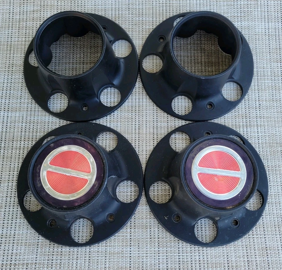 TAPAS CENTRALES FORD (4) NEGRAS PARA RANGER & BRONCO II 4X4 AÑOS 80 AÑOS 90 CON TORNILLOS Foto 1 de 3