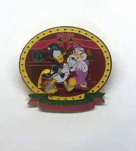Disney 2001 Donald & Daisy Duck M&P Christmas Holiday 3D Pin LE 2800  - Picture 1 of 3