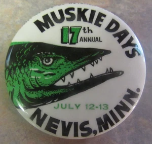 VINTAGE 1966 MUSKIE DAYS FISHING CELLULOID PINBACK PIN NEVIS MINNESOTA - Picture 1 of 3