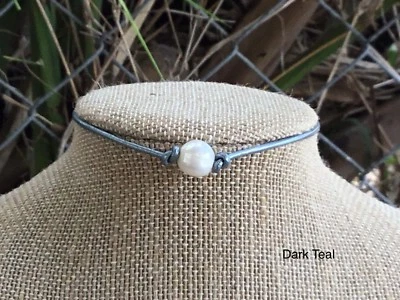 Collar gargantilla individual de perlas de agua dulce y cuero con bolsa de regalo, regalo para ella Foto 1 de 4