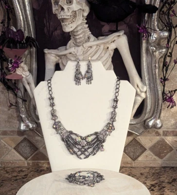 Halloween Collar Pendientes Pulsera Hueso ESQUELETO MANOS Gótico PUNK Joyería CONJUNTO Foto 1 de 4
