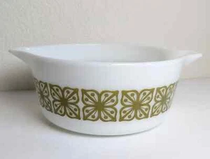Vintage Pyrex Verde Green Flower Butterfly Pattern Casserole Bowl 475 B 2.5 qt - Picture 1 of 8