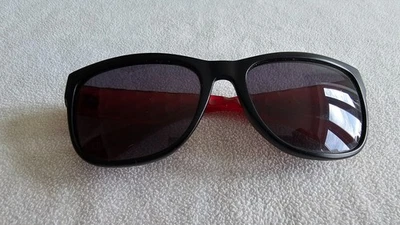 Gafas de sol Reef montura negra/roja. Foto 1 de 4