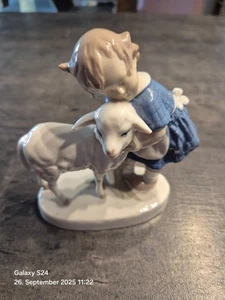 2 Figuren Mädchen mit Schaf und Mädchen mit trinkender Kuh von Gräfenthal - Bild 1 von 9