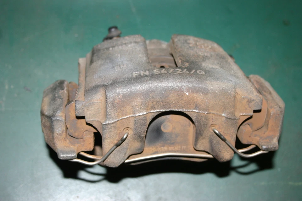 Pinza de freno delantera derecha Saab 900 1994-1997 2,5 L V6 hatchback Foto 1 de 2