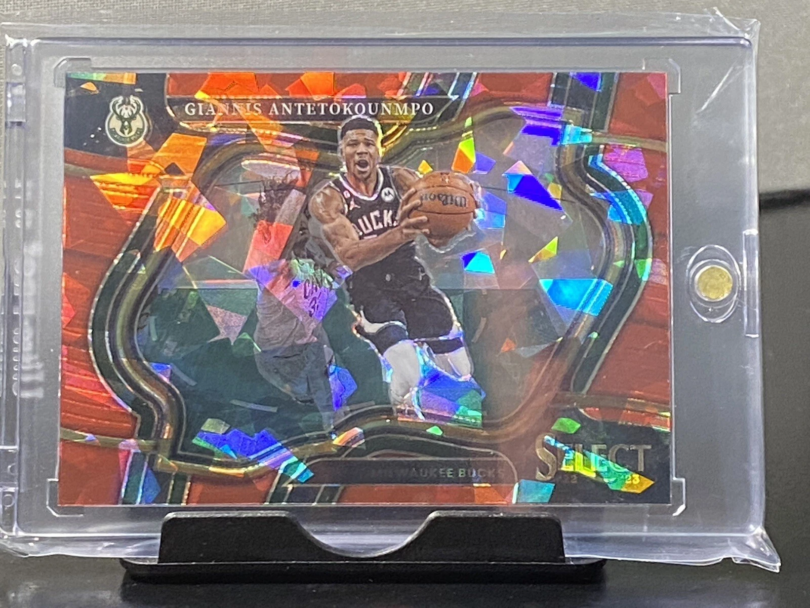 2022-23 Select Giannis Antetokounmpo Courtside RED Cracked Ice Prizm #261