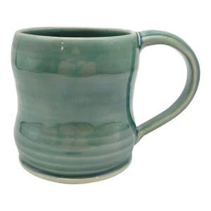 Handgefertigte Studio Kunst Keramik Tee Kaffee Becher - 12 Unzen Seladon Grün Glänzend Kurvig - Bild 1 von 6