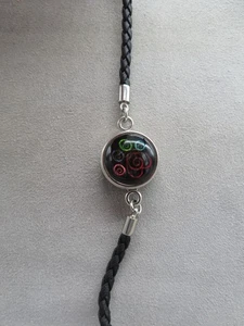 Pulsera Trenzada con Dije Negro A Presión con Corazón Rojo y Círculos Coloridos Cierre en T - Imagen 1 de 15
