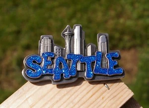 Seattle Skyline 2 1/2" silberfarben Metall & blau Glitzer Emaille Kühlschrankmagnet - Bild 1 von 3