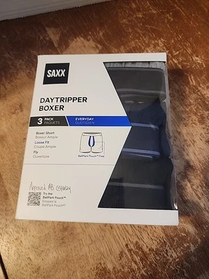 Paquete de 3 calzoncillos boxer Saxx Daytripper para hombre negros azules y grises CAJA mediana  Foto 1 de 4