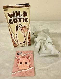 Charm téléphone POP MART CRYBABY Wild But Cutie * rose Cutie * - Photo 1 sur 2