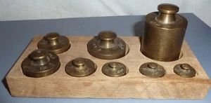 8 alte Messing Gewichte im Holzblock für Waage Ausländische Eichpunzen - Bild 1 von 6