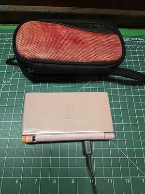 Consola de juegos portátil Nintendo DS Lite USG-001 rosa coral para piezas o reparación Foto 1 de 4