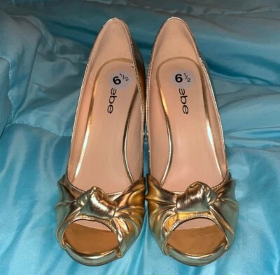 Nuevo sin etiquetas ni caja Bebe Bryiana Gold Peep Toe Tacones talla 6.5 Foto 1 de 4